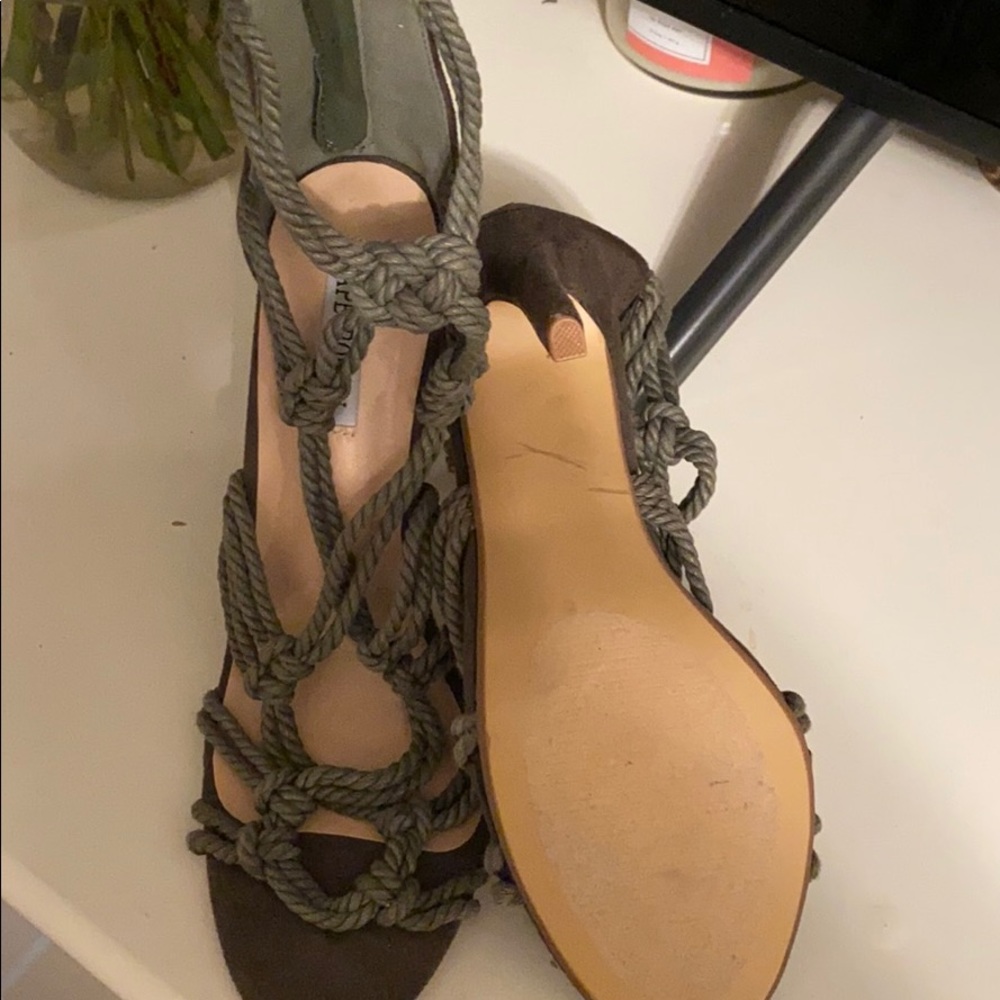Monika Chan look like olive green high heels